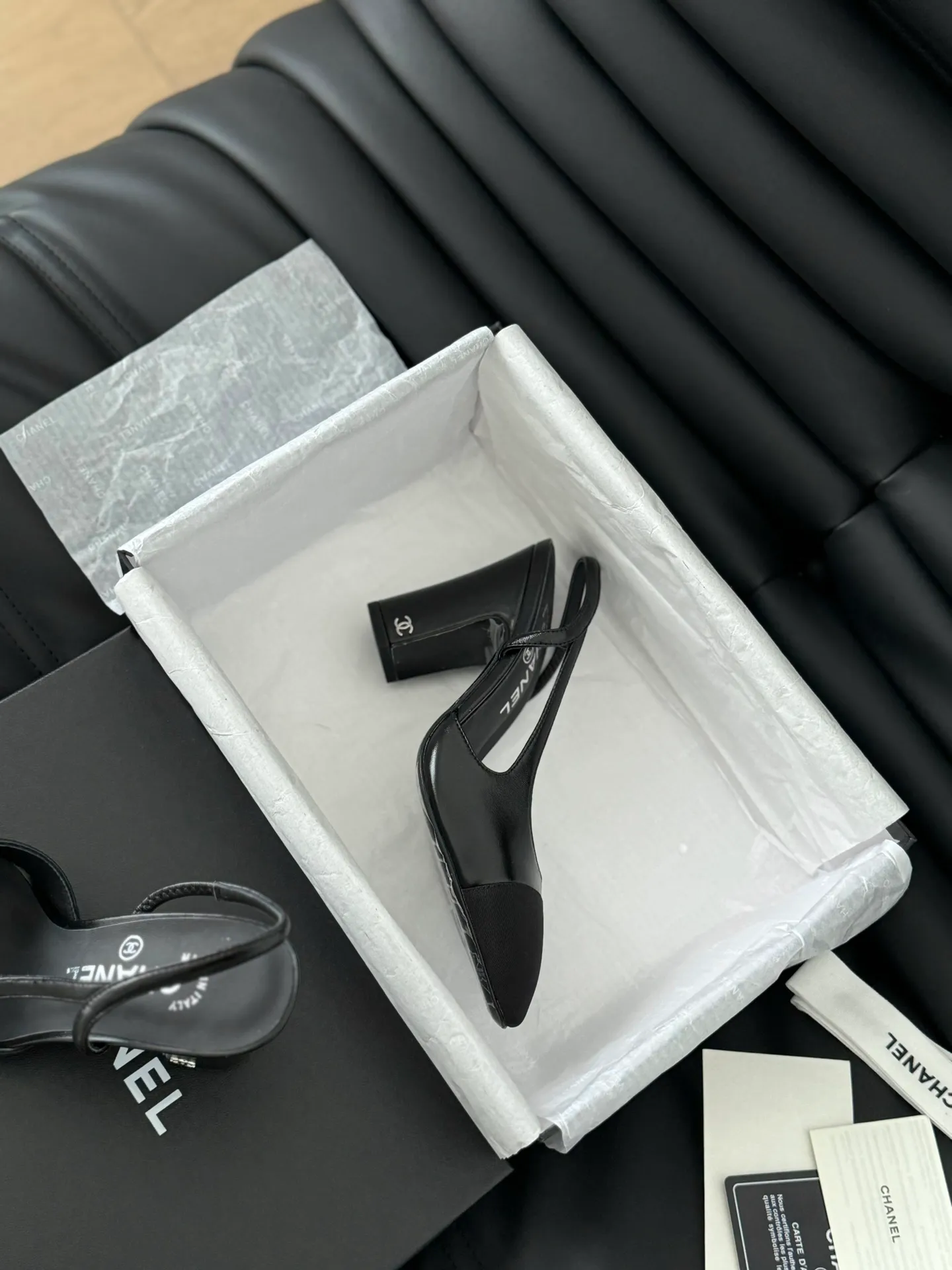 👟👟Ex-factory price 500👟👟 Purchasing-grade Chanel classic slingback sandals. We have been making this model for the past few years. This year we will re-purchase the version and make a detailed copy again. I found that the upper lines and body comfort of the new version have been slightly adjusted! The brand won't say anything because the overall appearance difference is not big and it doesn't affect wearing. All colors now produced are produced according to the latest styles! What you buy is the latest classic model from the counter, made of imported mixed sheepskin surface material, imported mixed sheepskin, and Italian imported cowhide leather soles! High heels 6.5cm Size:35-39 Other sizes can be customized